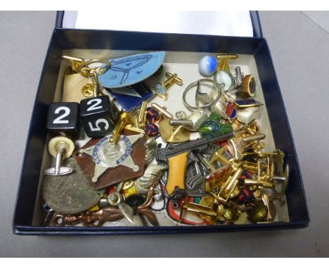 Box of small mixed collectables
