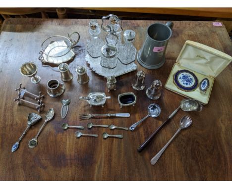 A selection of silver plated items to include a four-bottle stand cruet set with glass bottles, various other cruet sets, tod