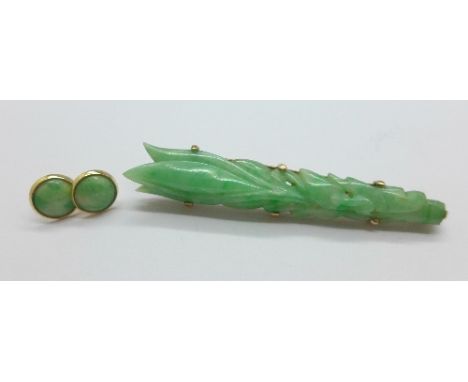 A yellow metal set carved jade brooch and a pair of earrings, brooch 59mm