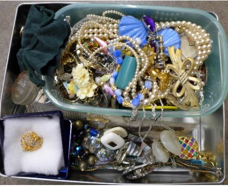 Costume jewellery including vintage earrings, 1.90kg