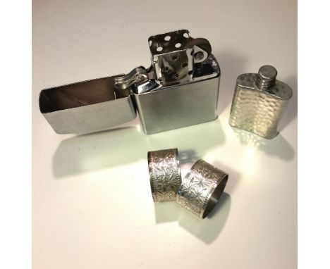  An oversize desk lighter in the form of a pocket lighter, with 2 napkin rings and a hip flask.