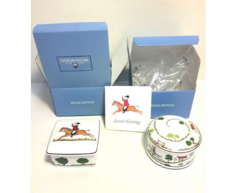 2 boxed Wedgwood hunting scene trinket pots. 