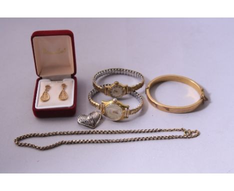 A SMALL COLLECTION OF JEWELLERY, to include a gold coloured bangle, fancy belcher chain, two ladies watches and a pair of fil