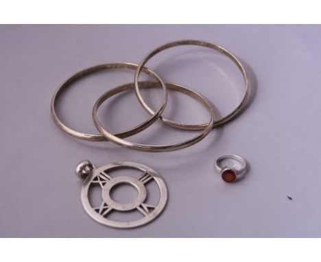 A SMALL COLLECTION OF JEWELLERY, to include an entwined bangle, a large white metal pendant and a fancy ring (3)