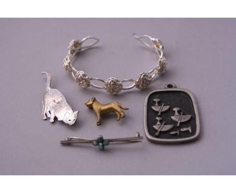 A SMALL COLLECTION OF ITEMS, to include four brooches and a torque bangle with rose detail