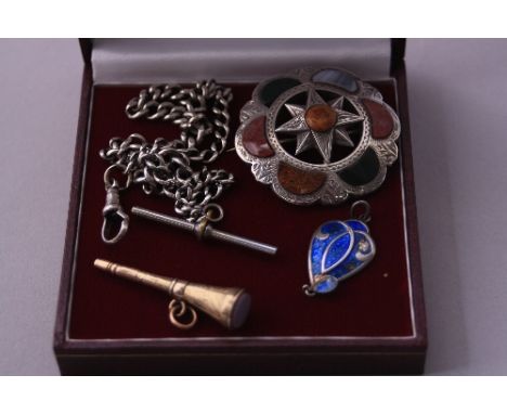 A SMALL COLLECTION OF JEWELLERY, to include an agate brooch, enamel pendant, silver T-bar chain and fob