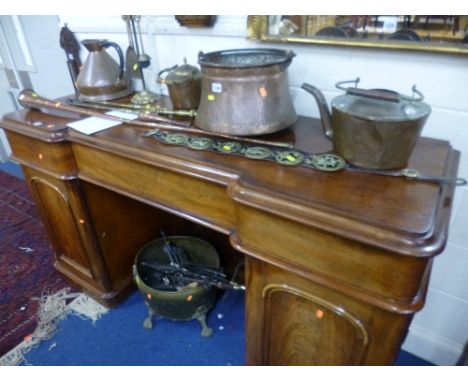 A QUANTITY OF BRASS AND COPPERWARE, including a haystack measure, hunting horn, etc