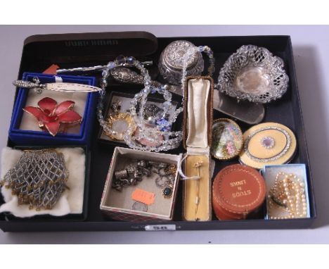 MISCELLANEOUS ITEMS, to include charms, costume jewellery, compact, etc