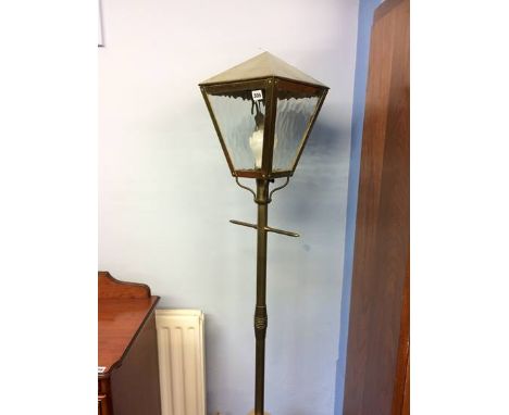 Brass 'Street' style lamp