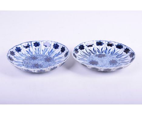 A pair of Chinese Kangxi period (1662 - 1722) 'Aster' dishesEach of circular form with scalloped rim, each with central round