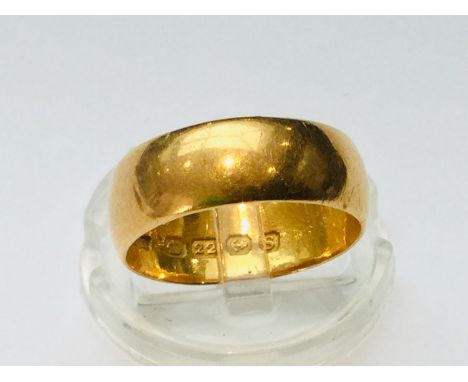 A 22ct gold wedding ring, weighs 5.9 grams, finger size P. 