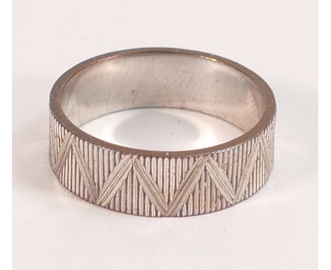9ct white gold V inscised ring wedding ring, size J/K ,3.3g. 