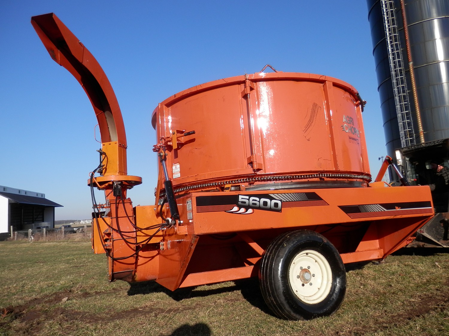 VALMETAL AGRI CHOPPER 5600 Bale Processor/Tub Grinder w/dual adj. bale stops, rear blower w/hyd.