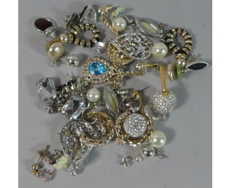 A Collection of Various Ladies Vintage Clip-On and Pierced Earrings 
