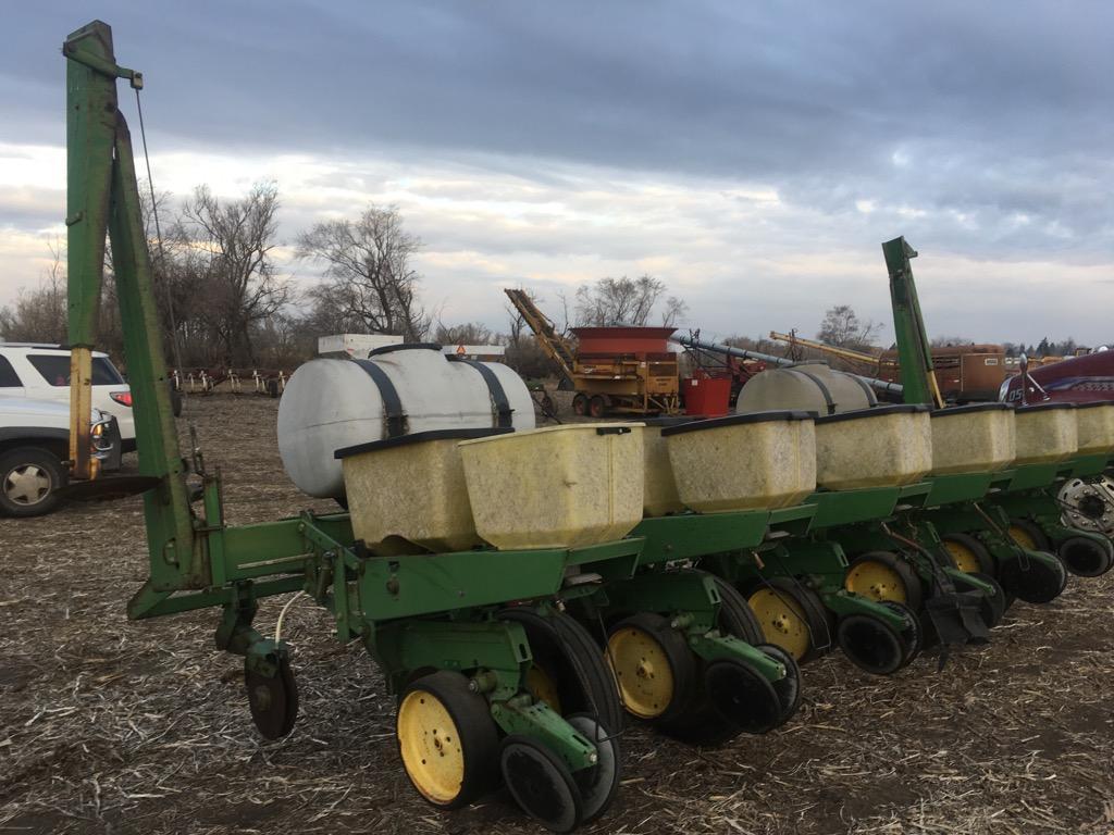 john-deere-7000-6-row-planter-w-liquid-fertilizer-tanks