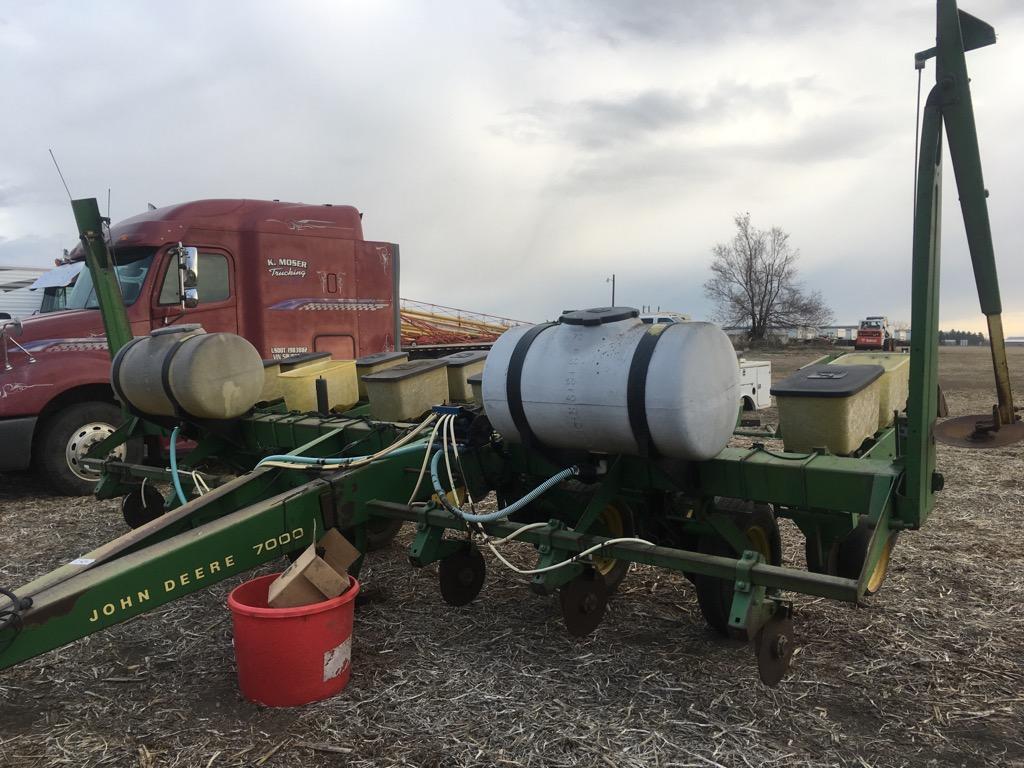 john-deere-7000-6-row-planter-w-liquid-fertilizer-tanks