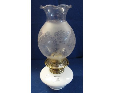 Rowett's Patent Anucapnic cream reservoir oil lamp with etched shade.(B.P. 24% incl. VAT)
