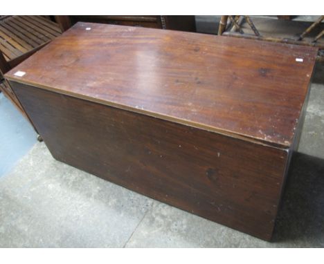 Mahogany finish rectangular trunk.(B.P. 24% incl. VAT)