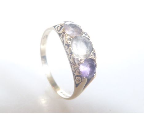 9ct gold ring set with three stones, size P