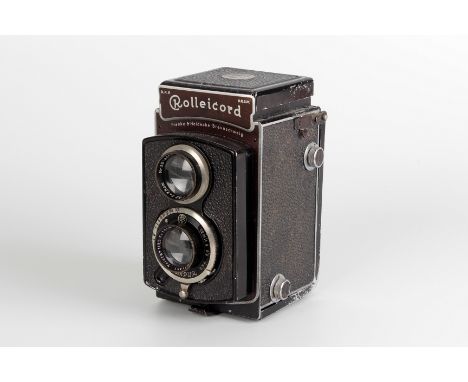 A Rolleicord I TLR Camera, black, with Carl Zeiss Triotar f/3.5 75mm lens, serial no. 1811351, body, G, shutter working, slow