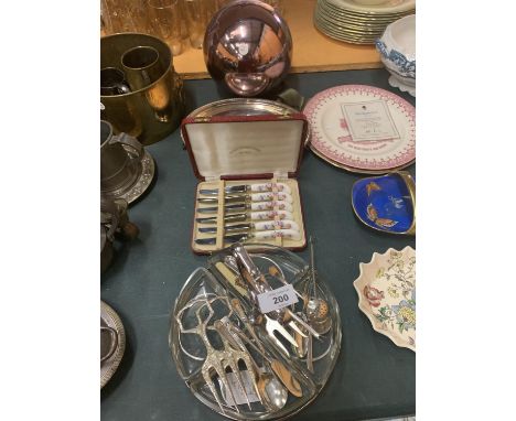 VARIOUS FLATWARE ITEMS TO INCLUDE A BOXED SET OF CERAMIC HANDLED KNIVES, AN EPNS TRAY ETC 