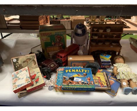 A COLLECTION OF VINTAGE BOOKS AND GAMES TO INCLUDE DOLLS DRESSER, BATTERY OPERATED TEDDY ARTIST AND BEETLE FAME 