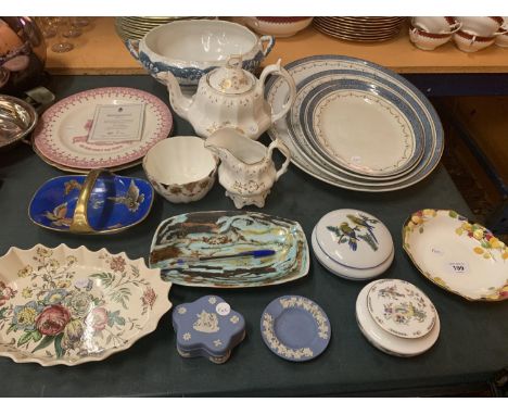 A QUANTITY OF CERAMICS TO INCLUDE MEAT PLATES, DISHES, JASPERWARE, WEDGEWOOD ETC 
