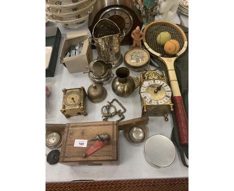 VARIOUS ITEMS OF METALWARE TO INCLUDE BRASS, EPNS AND A SMITHS MANTEL CLOCK WITH KEY 