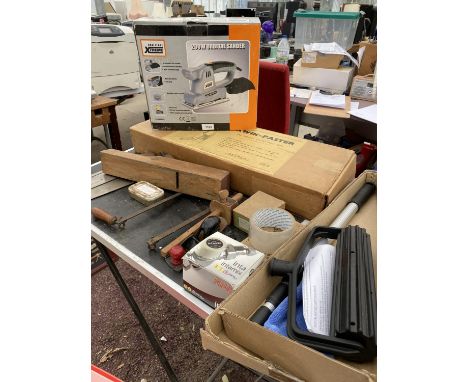A QUANTITY OF JOINER'S TOOLS 