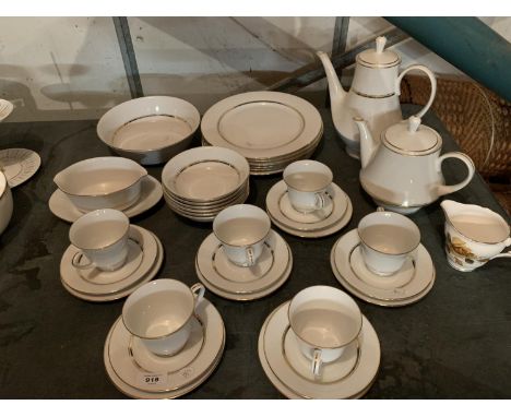 A WHITE AND GOLD SIX PLACE SETTING DINNER SERVICE TO INCLUDE TEA AND COFFEE POTS 