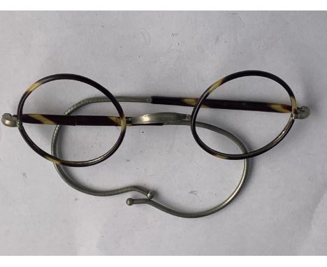 A VINTAGE PAIR OF TORTOISE SHELL SPECTACLES 