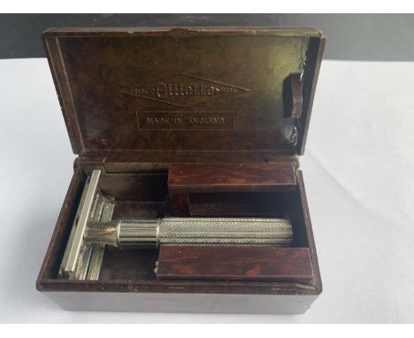A VINTAGE BAKERLITE BOX WITH A GILLETTE RAZOR AND SPARE BLADE BOXES 