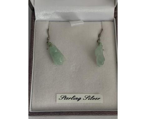 A PAIR OF JADE AND SILVER EARRINGS 