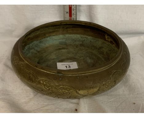 AN EARLY 20TH CENTURY CHINESE BRONZE DISH/SENSOR WITH SIX SYMBOL CHARACTER MARK TO UNDERSIDE, 14CM DIAMETER 