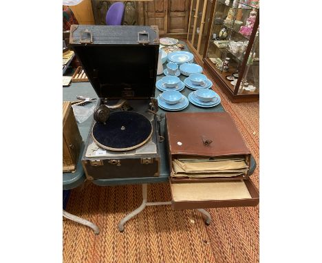 A VINTAGE CASED GRAMOPHONE AND A COLLECTION OF RECORDS 