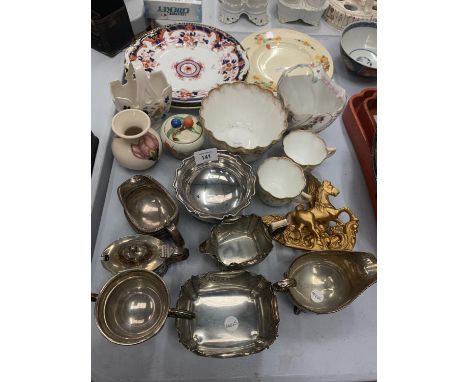 A SELECTION OF CERAMIC ITEMS 