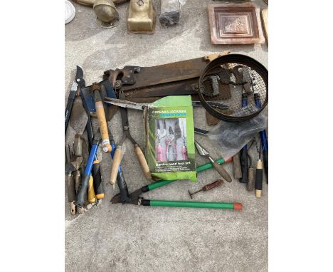 VARIOUS GARDEN AND WORKSHOP TOOLS 