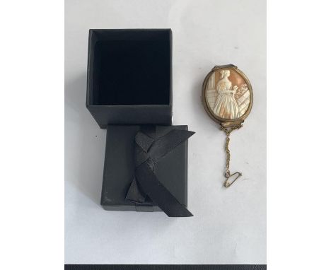 A VINTAGE CAMEO BROOCH OF A NEO CLASSICAL FEMALE WITH GILT BRASS MOUNT, 1.5 X 1.5 CM 