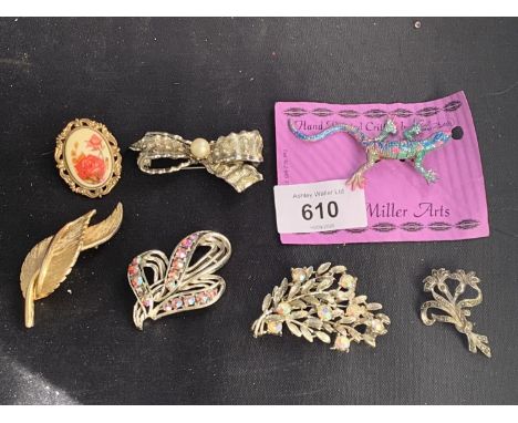 SEVEN VARIOUS BROOCHES SOME VINTAGE 