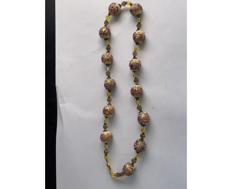 A VINTAGE MURANO GLASS CREAM, PINK &amp; YELLOW COLOURED BEAD NECKLACE WITH 9CT GOLD CLASP, 18 INCH 