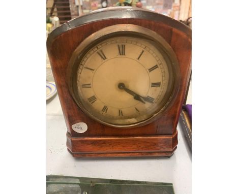 A MAHOGANY H.A.C MANTEL CLOCK 