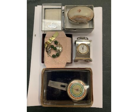 VARIOUS ITEMS TO INCLUDE A MINIATURE CARRIAGE CLOCK, JADE BROOCH, ONYX TRINKET BOX ETC 