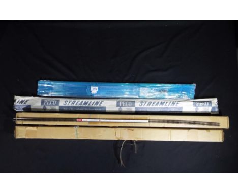 Model Railways - in excess of 40 pieces of N gauge track by Peco, reference number SL-300X, also included in the lot is N gau