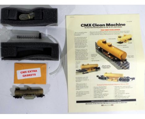 Model Railways - CMX Clean Machine N gauge track cleaning wagon in original box with operating instructions, item appear to b