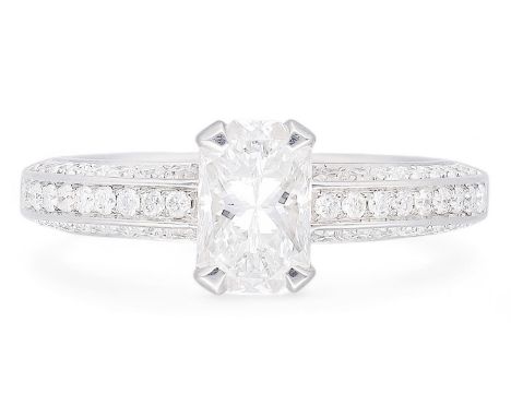 Platinum single stone phoenix cut diamond ring of 1.04 carat, with HRD Antwerp report, colour E, clarity VVS2, with round bri