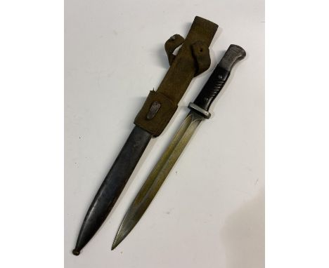 A SECOND WORLD WAR GERMAN KNIFE BAYONET. An S84/98 bayonet with a 25cm pointed and fullered  darkened blade stamped 'ffc' and