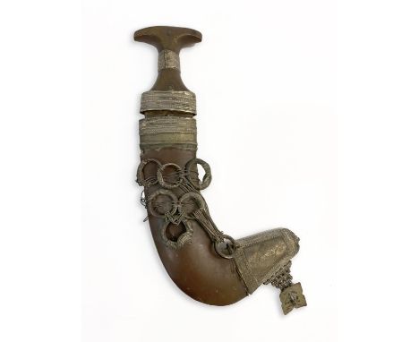 AN ARABIAN KATAR TYPE DAGGER AND SHEATH. With a silver colour wire bound horn handle and 21cm curved blade with central raise
