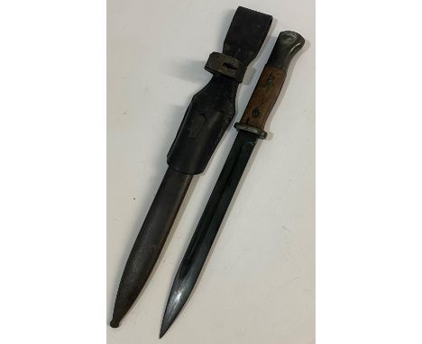 A SECOND WORLD WAR GERMAN KNIFE BAYONET BY HORSTER. An S84/98 bayonet with a 25cm pointed and fullered  darkened blade stampe