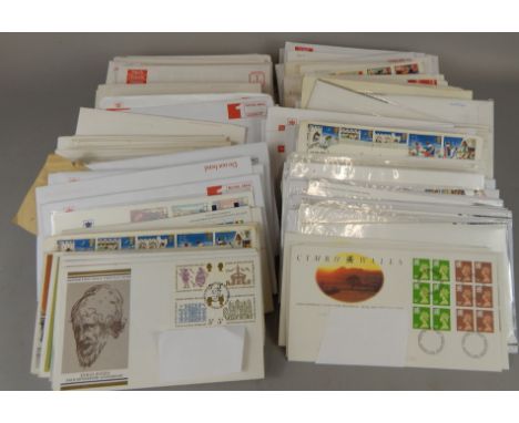 A large quantity of first day covers (M)