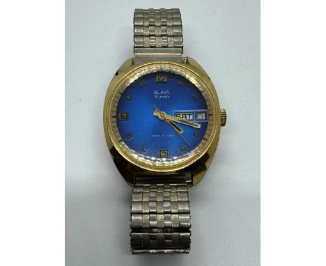 VINTAGE SLAVA SOVIET GENTS DAY / DATE MECHANICAL WRISTWATCH, CIRCA 1980'S with Arabic numerals and baton hour markers, day an